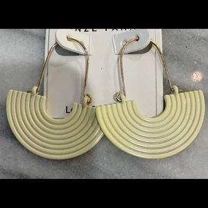 Line pattern earrings, brand new